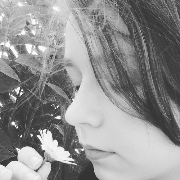 Meet your Posher, Lara - Picture 1 of 1